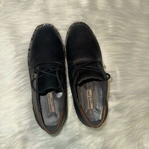 Kenneth Cole New York- kids shoes size 1- new without tag and box